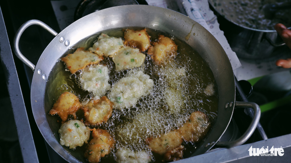 Squid beak patties are being fried at a stall in Phan Thiet City, south-central Vietnam. Photo: Ha Manh / Tuoi Tre