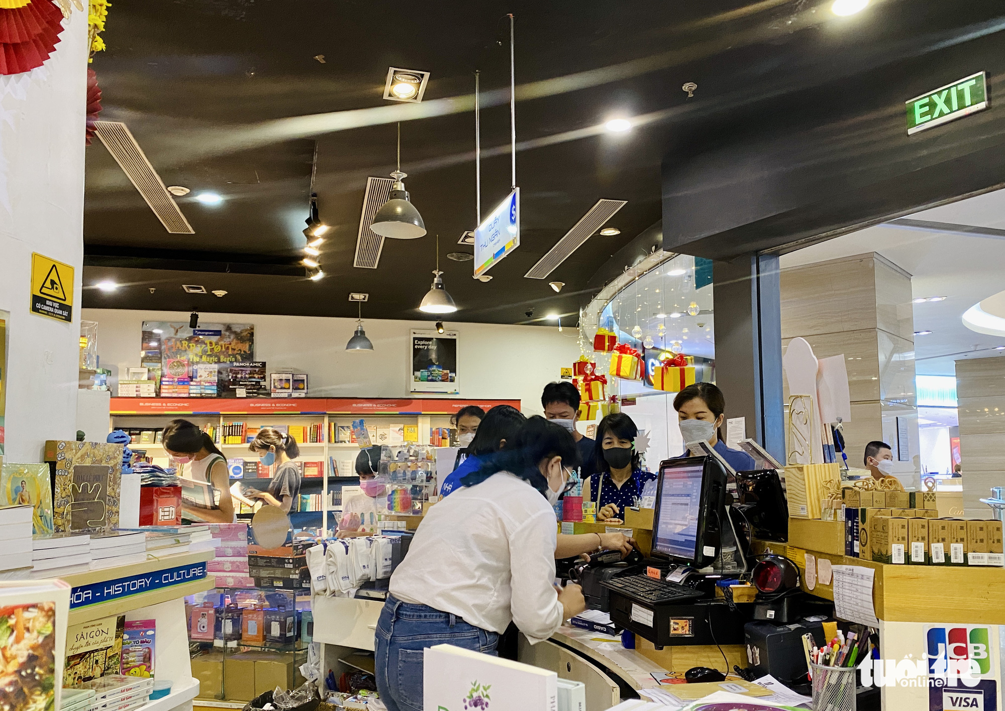 People go shopping at Vincom shopping center in District 1, Ho Chi Minh City, May 29, 2022. Photo: Bong Mai / Tuoi Tre