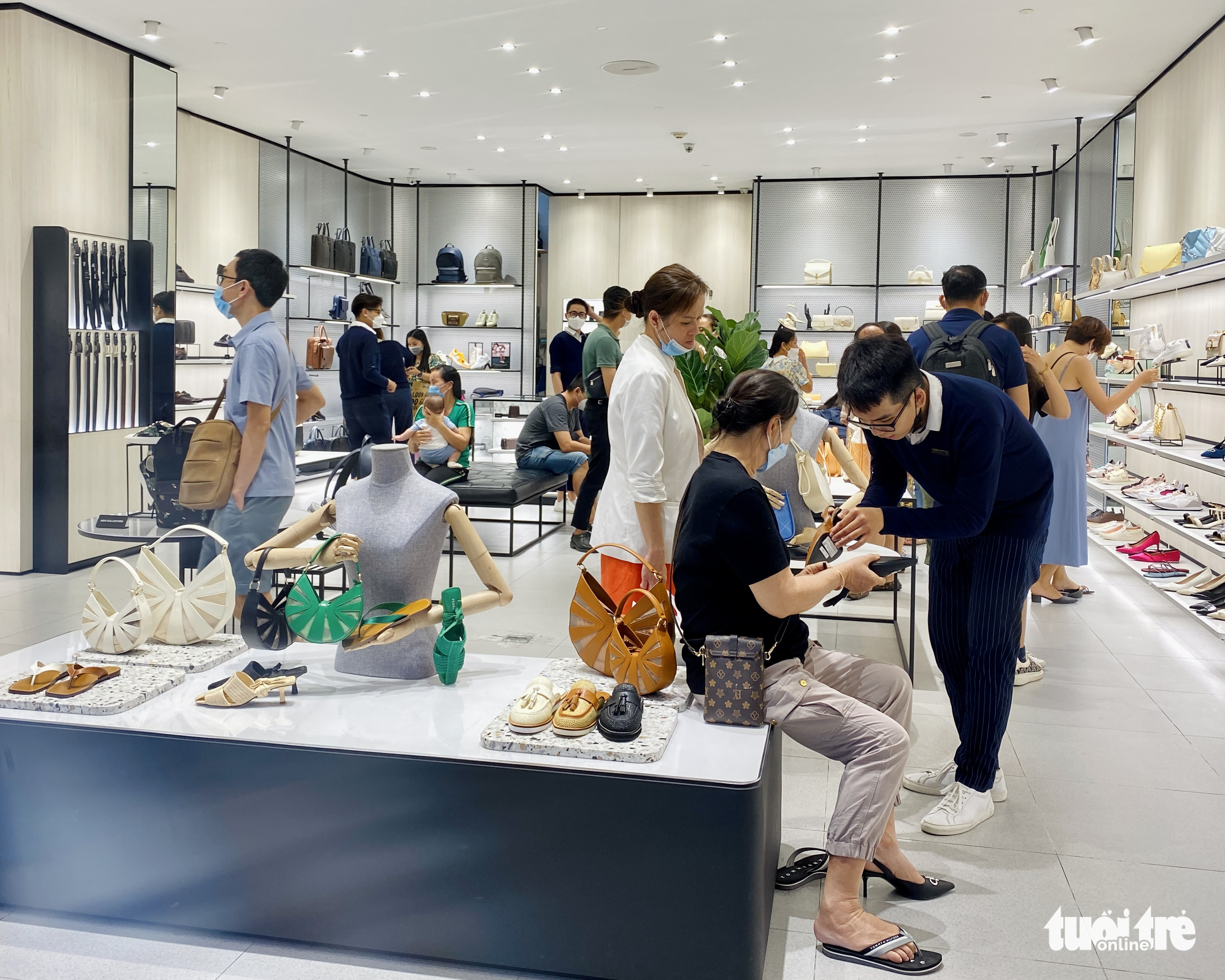 People go shopping at Vincom shopping center in District 1, Ho Chi Minh City, May 29, 2022. Photo: Bong Mai / Tuoi Tre