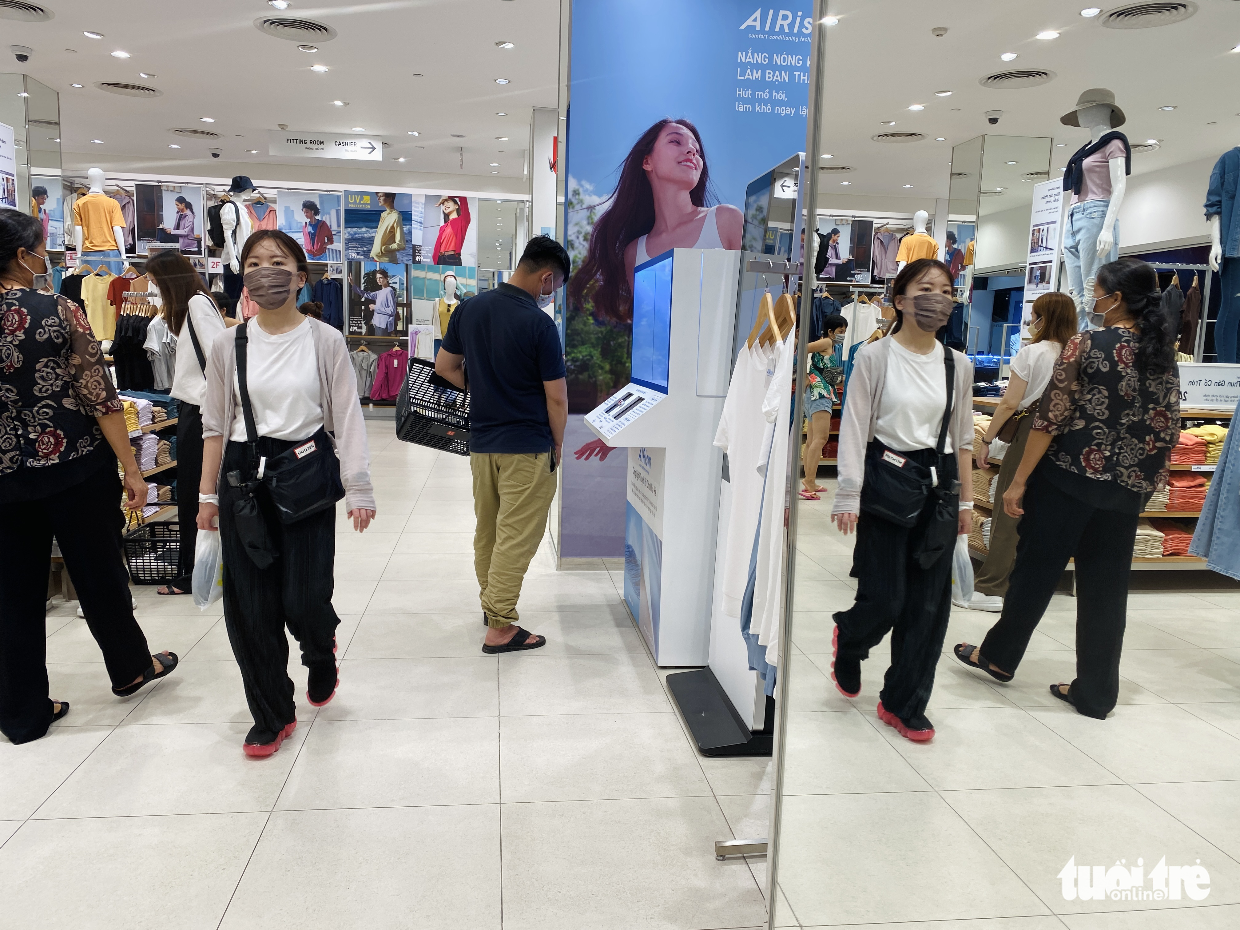 People go shopping at Parkson shopping center in District 1, Ho Chi Minh City, May 29, 2022. Photo: Bong Mai / Tuoi Tre