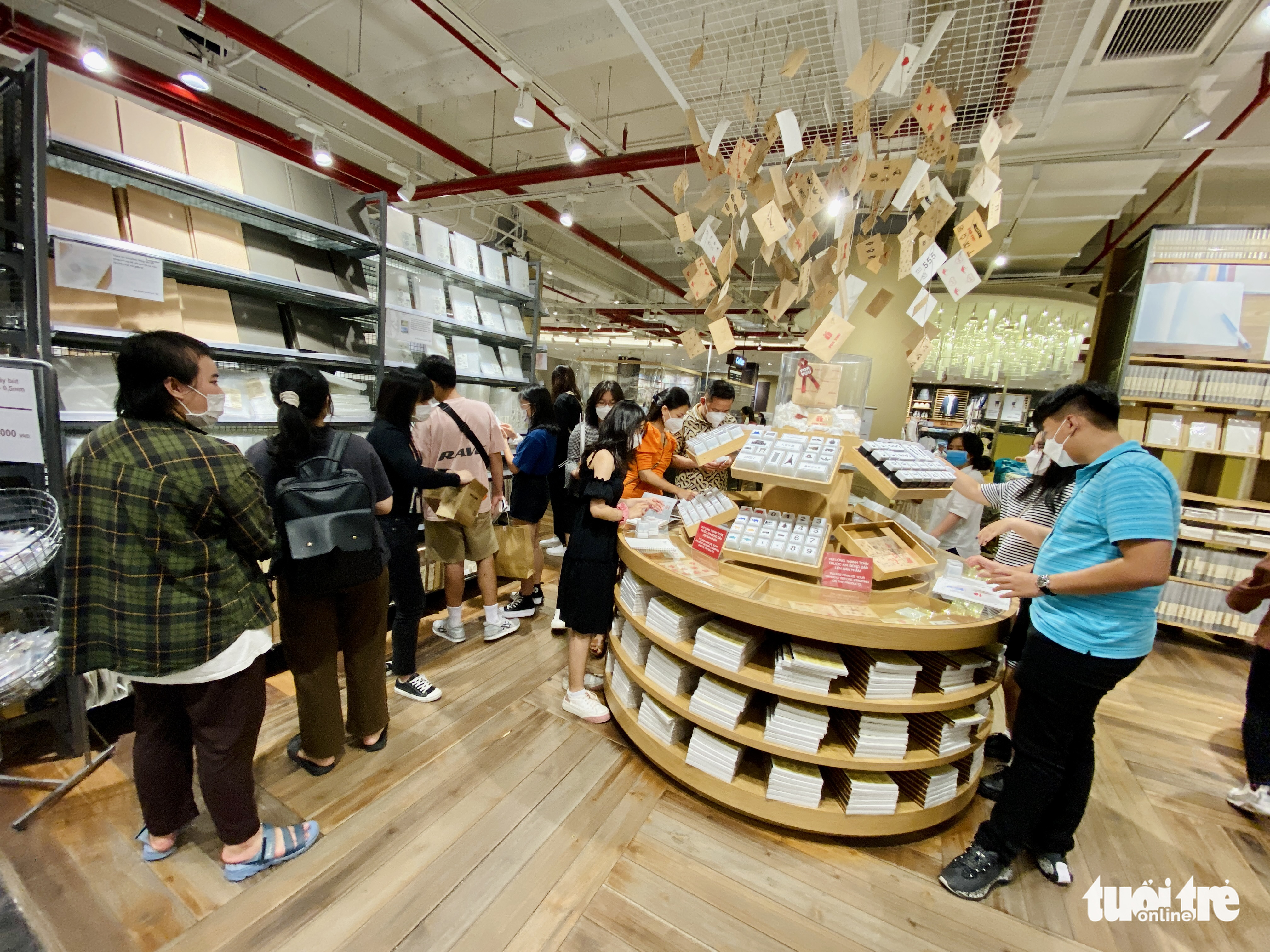 People go shopping at Parkson shopping center in District 1, Ho Chi Minh City, May 29, 2022. Photo: Bong Mai / Tuoi Tre