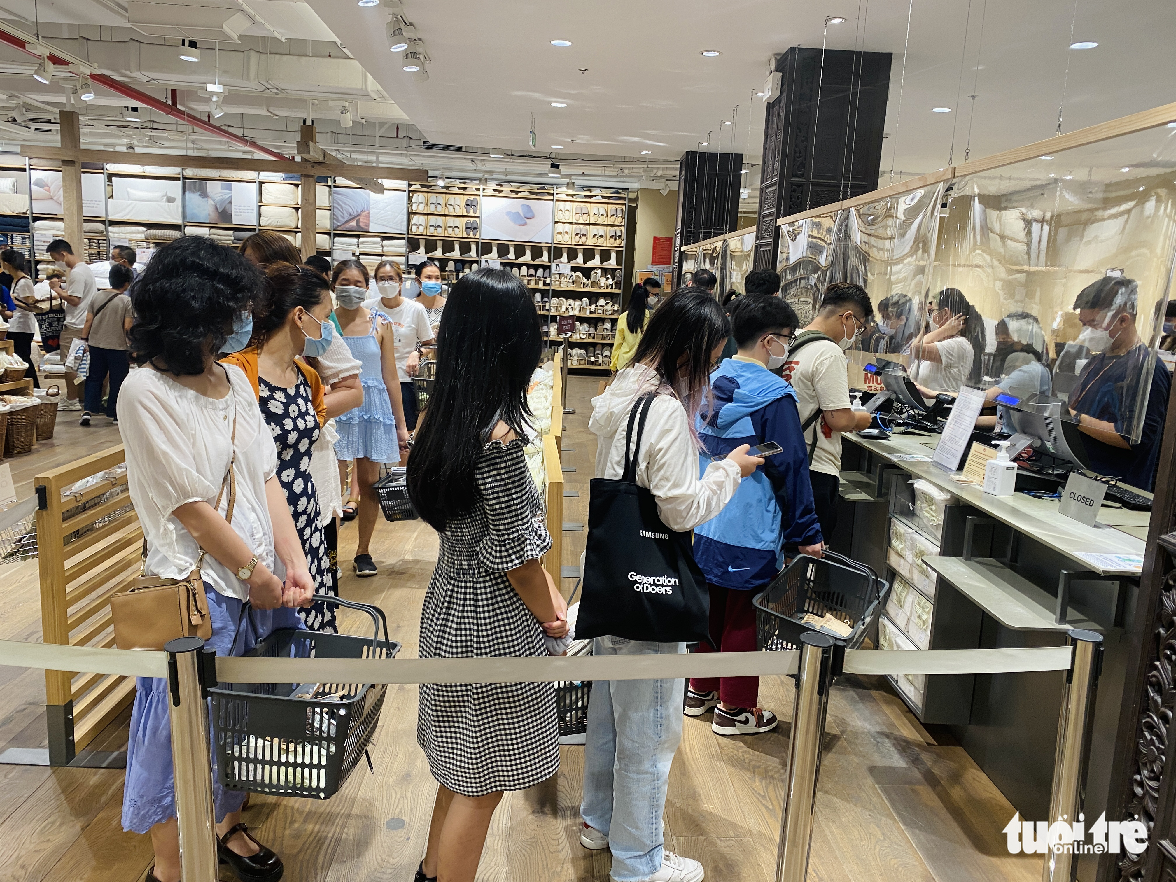 People go shopping at Parkson shopping center in District 1, Ho Chi Minh City, May 29, 2022. Photo: Bong Mai / Tuoi Tre