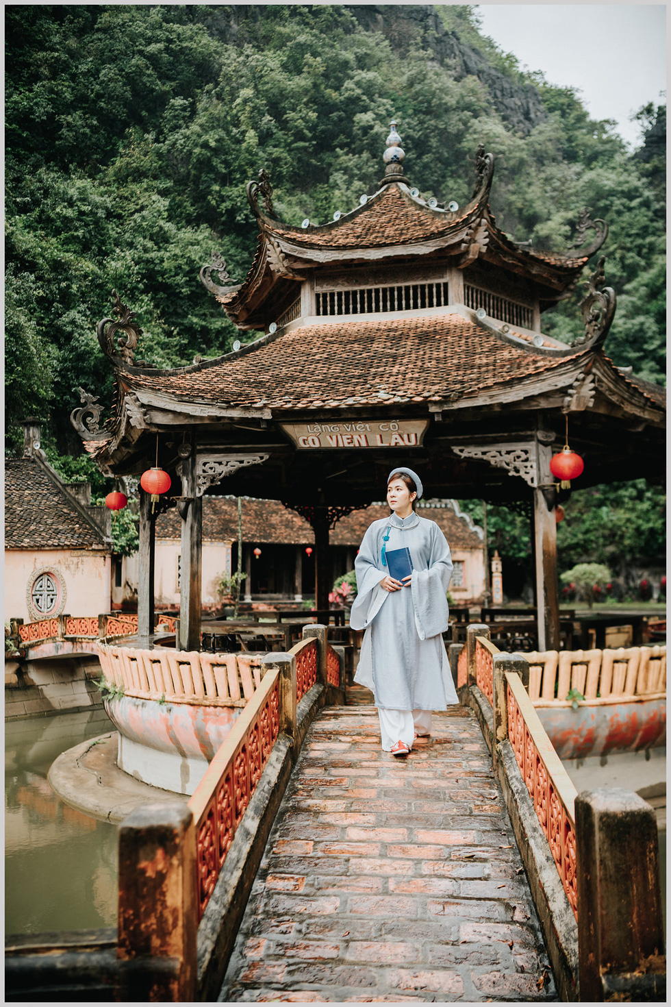 A young woman in ‘ao ngu than’ (five-piece dress) poses for a photo at Co Vien Lau (Vietnam Ancient Village) in Ninh Binh Province, Vietnam. Photo: Tiem anh 23.4 / Handout via Tuoi Tre