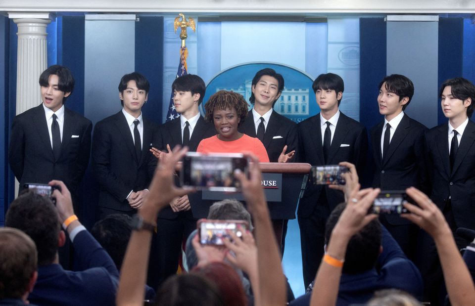 White House Press Secretary Karine Jean-Pierre introduces members of the K-Pop band BTS (not in order) Kim Taehyung, Kim Seokjin, Jeon Jeongguk, Kim Namjoon, Park Jimin, Jung Hoseok and Min Yoon-gi during the daily briefing at the White House in Washington, U.S., May 31, 2022. Photo: Reuters