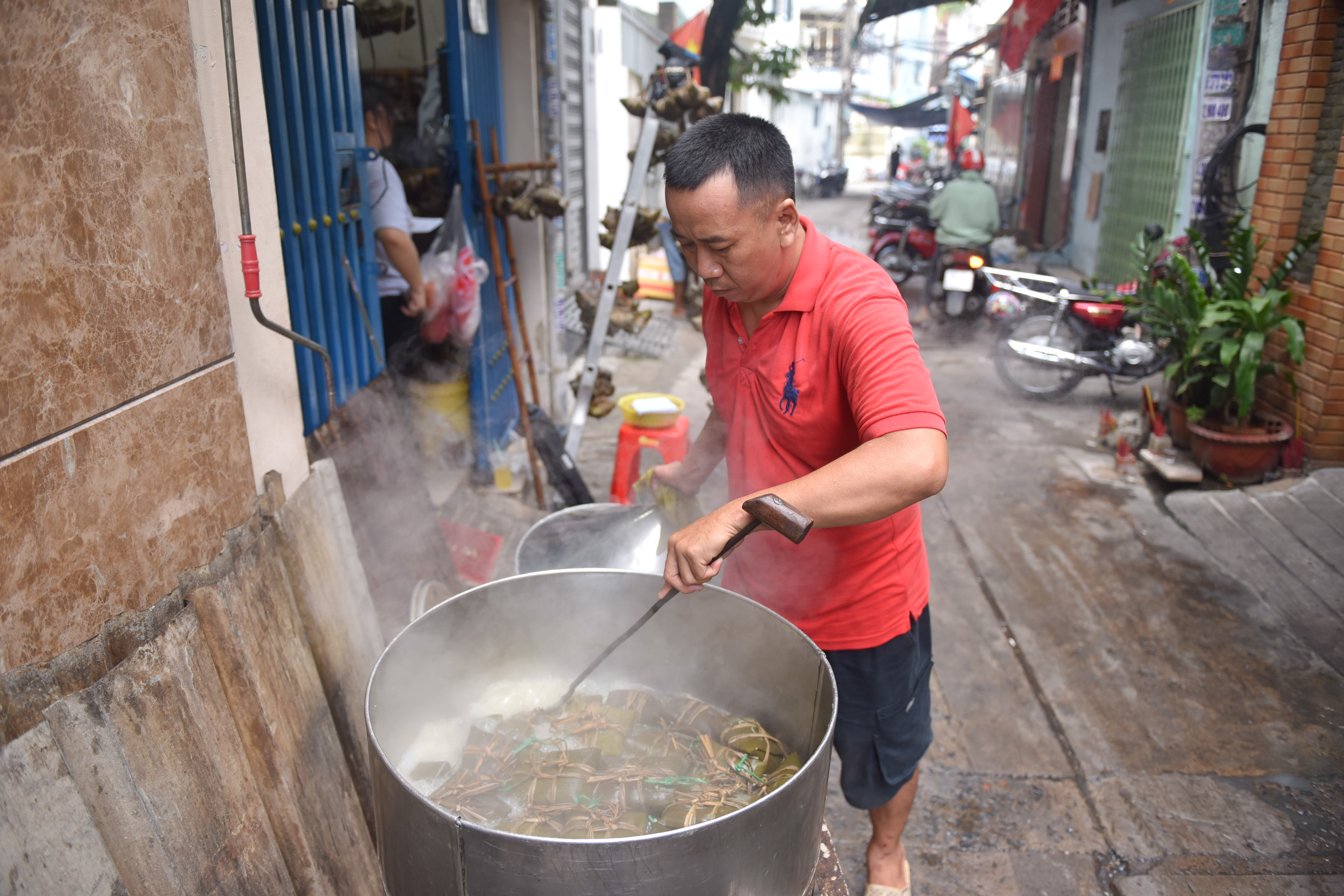 Ha Cam Toan, Thao’s son, boils zongzi at An Ky Banh Chung in District 11, Ho Chi Minh City. Photo: Ngoc Phuong / Tuoi Tre