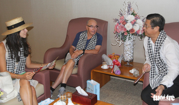 British billionaire Joe Lewis (C) visits Can Tho City, Vietnam in 2019. Photo: Chi Quoc / Tuoi Tre