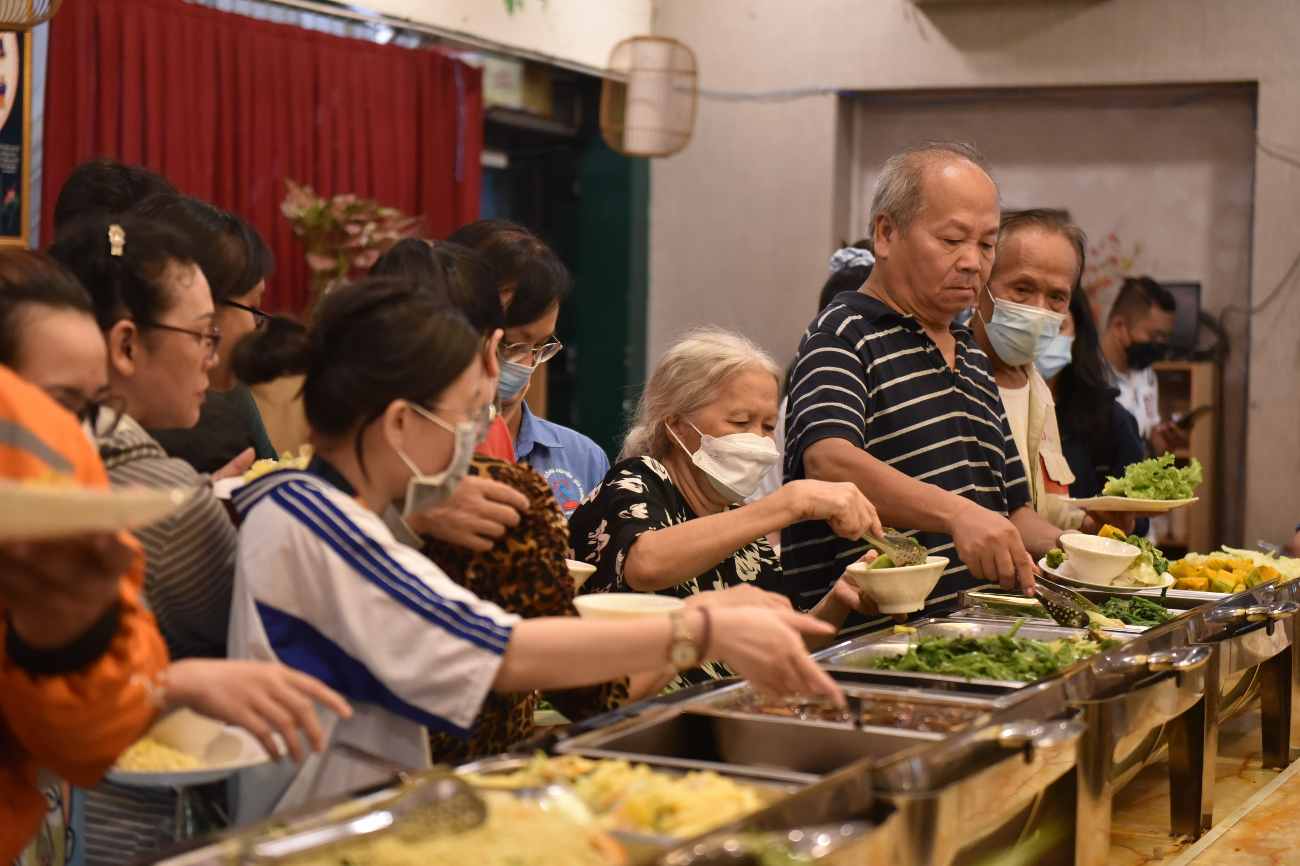 Diners choose food at the buffet line at Man Tu Vegan at 201 Nguyen Thi Minh Khai, District 1, Ho Chi Minh City. Photo: Ngoc Phuong / Tuoi Tre News