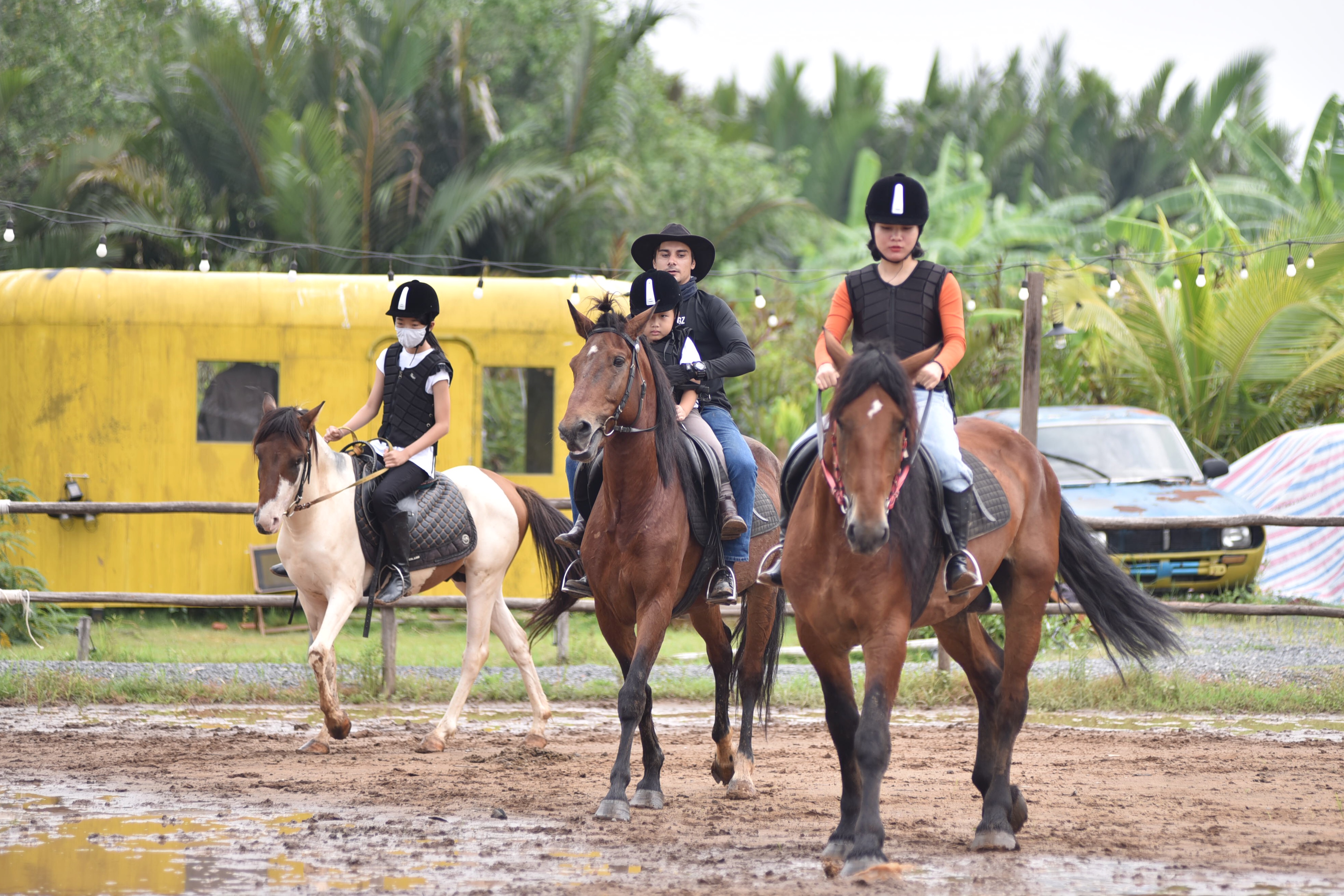 Riders depend on assistance from coaches at Vietgangz Horse Club, Thu Duc City, Ho Chi Minh City. Photo: Ngoc Phuong / Tuoi Tre News