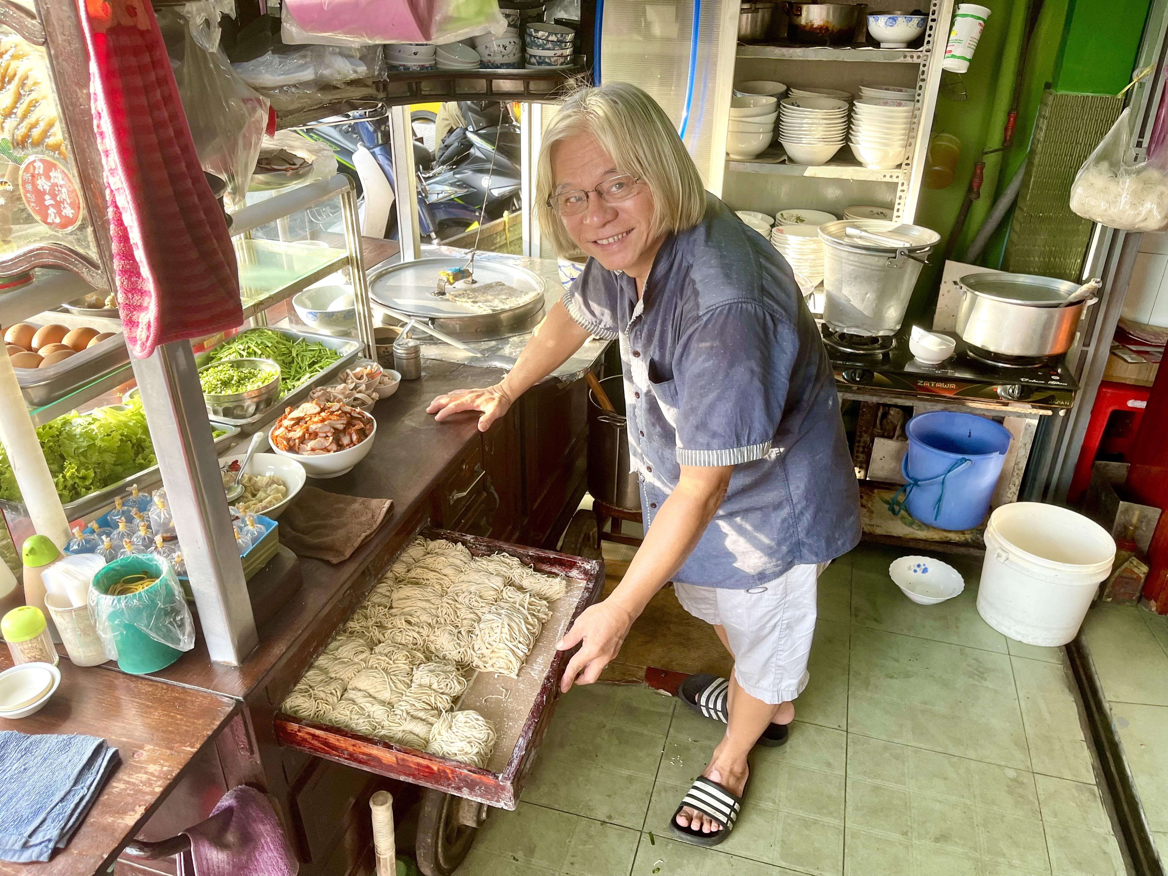 Niu and his noodle cart in Binh Thanh District, Ho Chi Minh City. Photo: Jordy Comes Alive / Tuoi Tre News