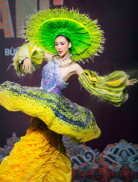 A national costume named “Yellow rice harvest season”. Photo: Kieng Can / Tuoi Tre