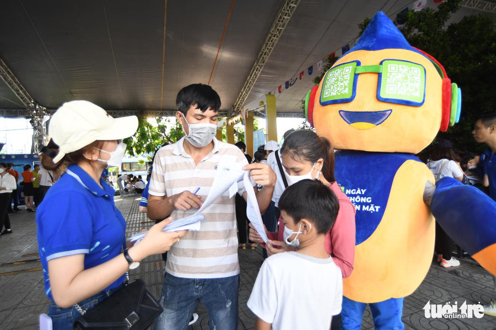 People attend a cashless fair in Thu Duc City, Ho Chi Minh City, June 12, 2022. Photo: Minh Duy / Tuoi Tre