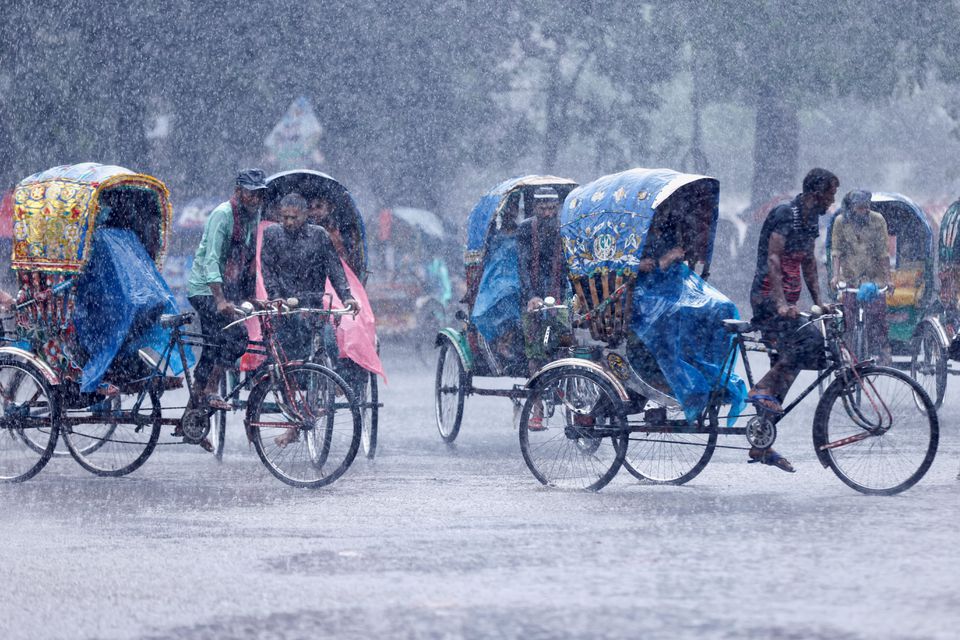 Rickshaws are seen on a street during heavy rains that caused widespread flooding in the northeastern part of the country, in Dhaka, Bangladesh, June 18, 2022. Photo: Reuters