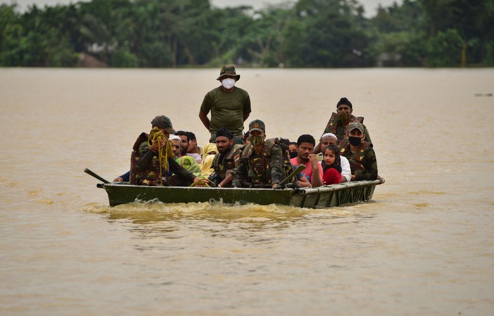 Indian Army soldiers evacuate people from flooded area to a safer place after heavy rains at a village in Hojai district, in the northeastern state of Assam, India, June 18, 2022. Photo: Reuters