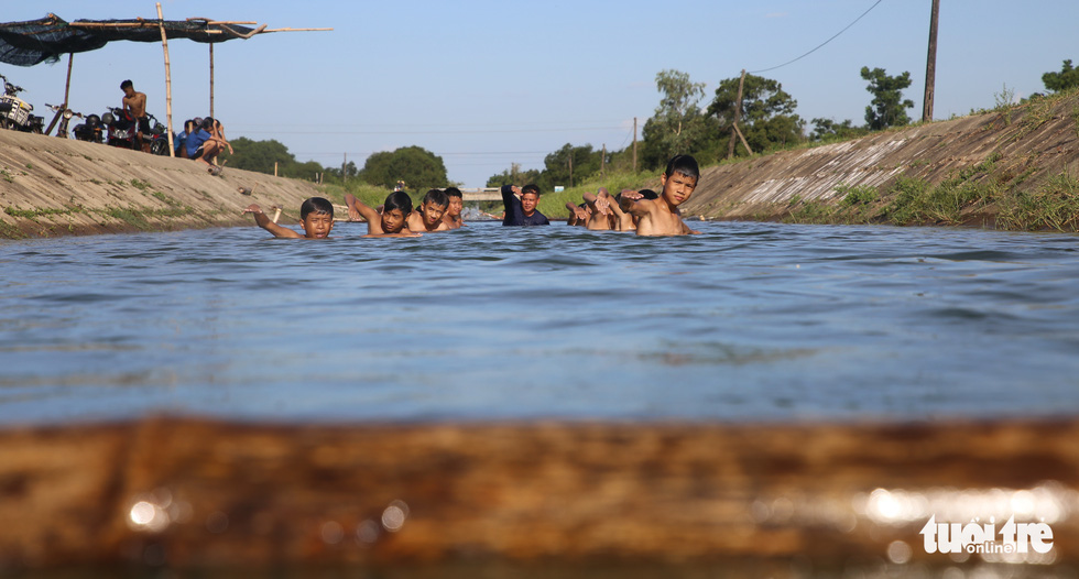 Children practice swimming in a makeshift swimming pool created by their PE teacher Nguyen Viet Tuoc on a canal in Hai Lang District, Quang Tri Province, central Vietnam. Photo: Quoc Nam / Tuoi Tre