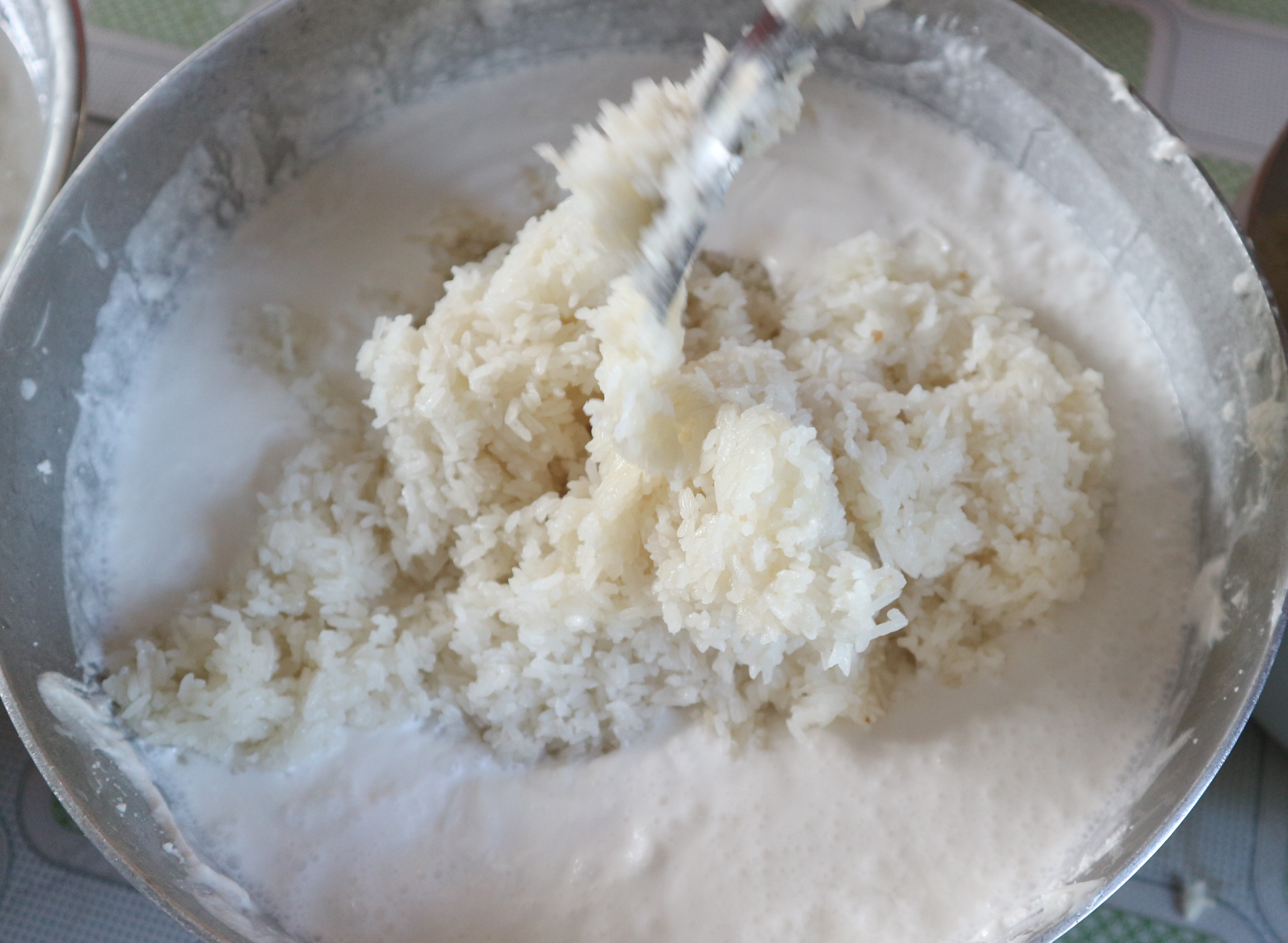 Boiled glutinous rice is mixed with flour to make the skin for 'banh it.' Photo: Ngoc Phuong / Tuoi Tre News