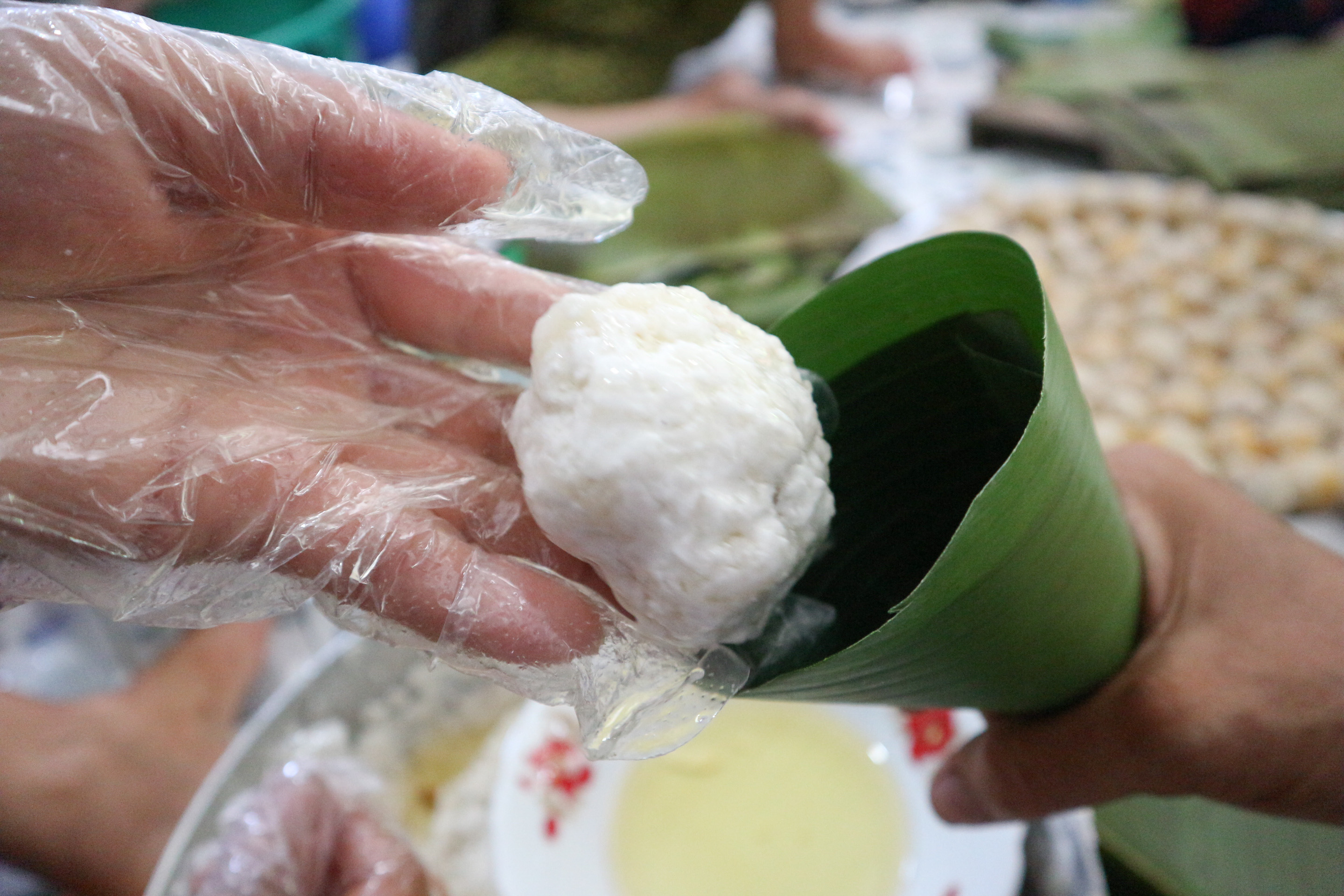 The ‘dough’ is wrapped in two layers of banana leaves and formed into a pyramid. Photo: Ngoc Phuong / Tuoi Tre News