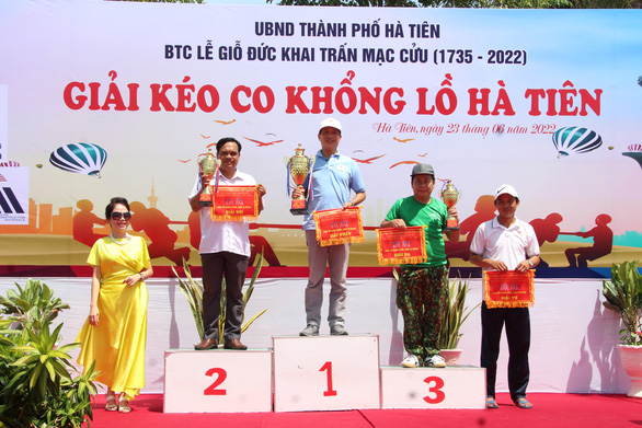 Team representatives receive awards after winning a tug-of-war game organized as a memorial to the founder of Ha Tien City in Kien Giang Province, Vietnam, June 23, 2022. Photo: C. Cong / Tuoi Tre