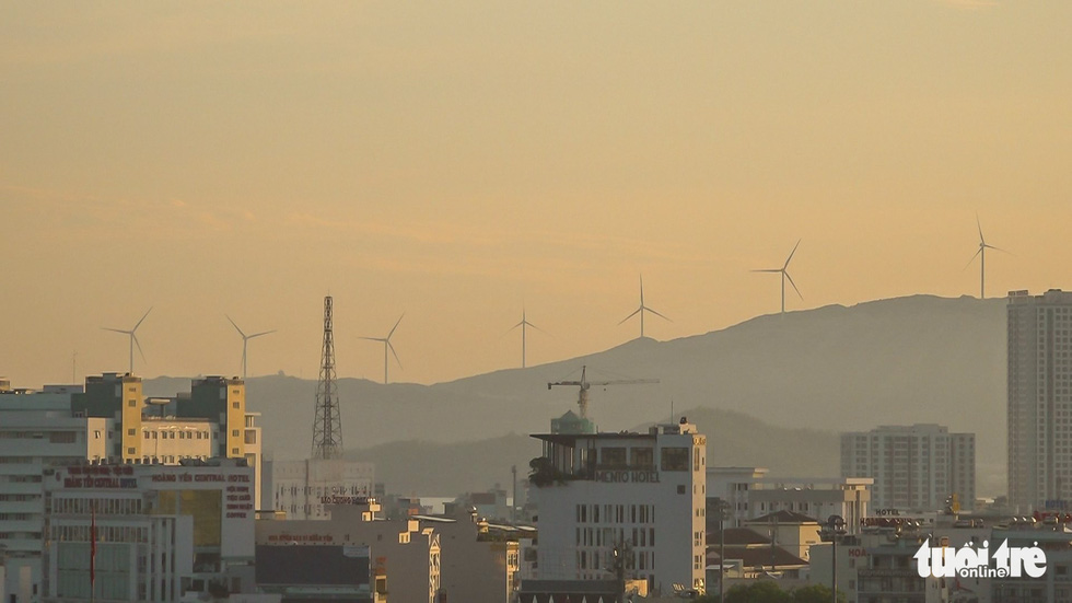 Sunrise against a background of wind turbines in Quy Nhon City, Binh Dinh Province, south-central Vietnam. Photo: Nguyen Hien / Tuoi Tre