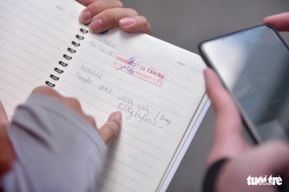 The waste volume is carefully recorded for daily reports.