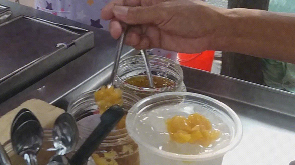 A woman prepares drinks at her stall on Pasteur Street, District 3, Ho Chi Minh City. Photo: Minh Duc / Tuoi Tre