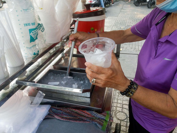 A woman prepares drinks at her stall at 248 Pasteur Street, District 3, Ho Chi Minh City. Photo: Minh Duc / Tuoi Tre