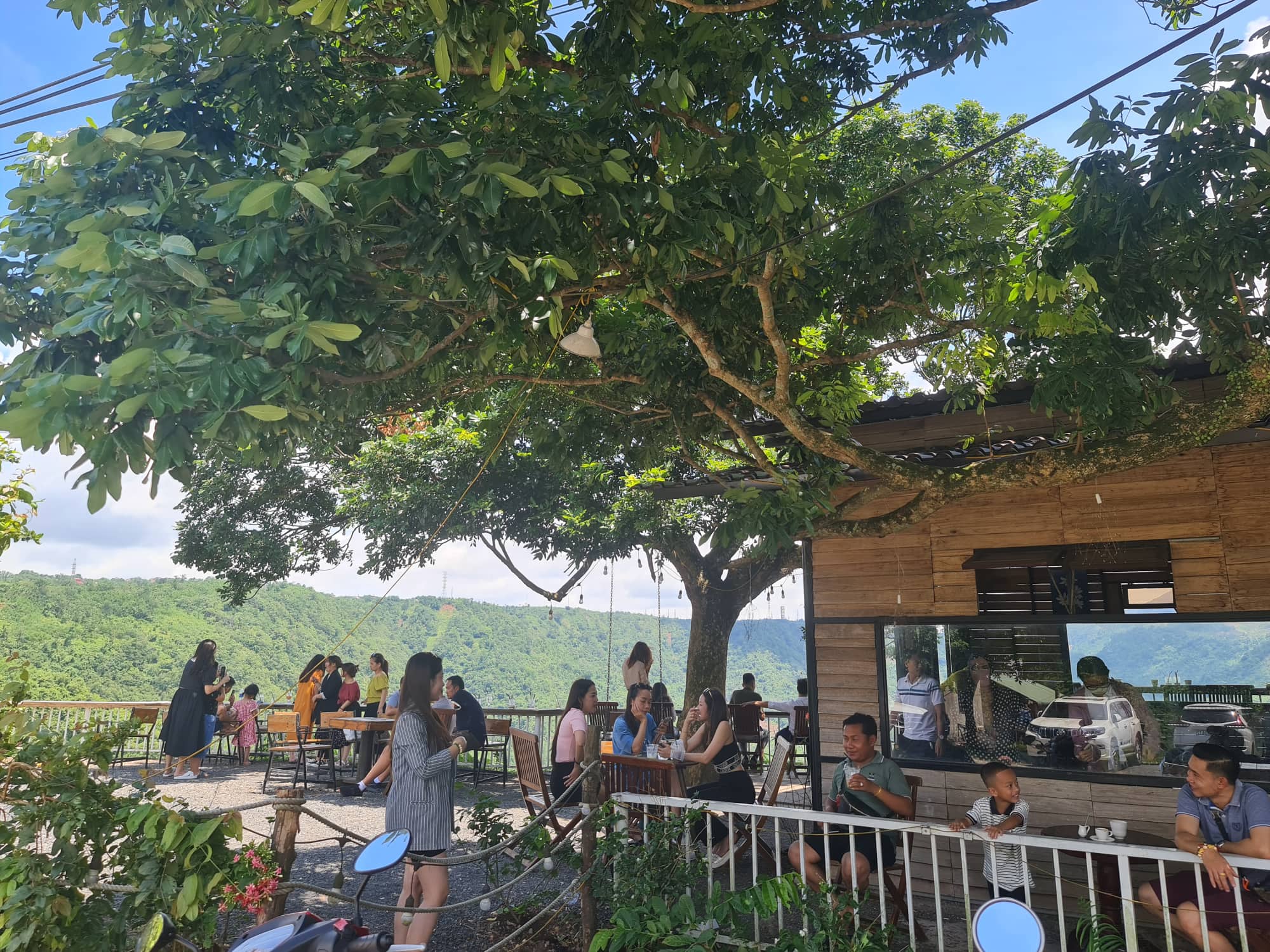 A crowded day at Homi Coffee in Huong Hoa District, Quang Tri Province. Photo: Tran Mai / Tuoi Tre