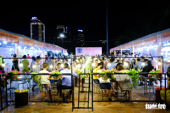 Tourists crowd the food court at Bien Dong Park, Da Nang, Vietnam on July 3, 2022. Photo: Tan Luc / Tuoi Tre
