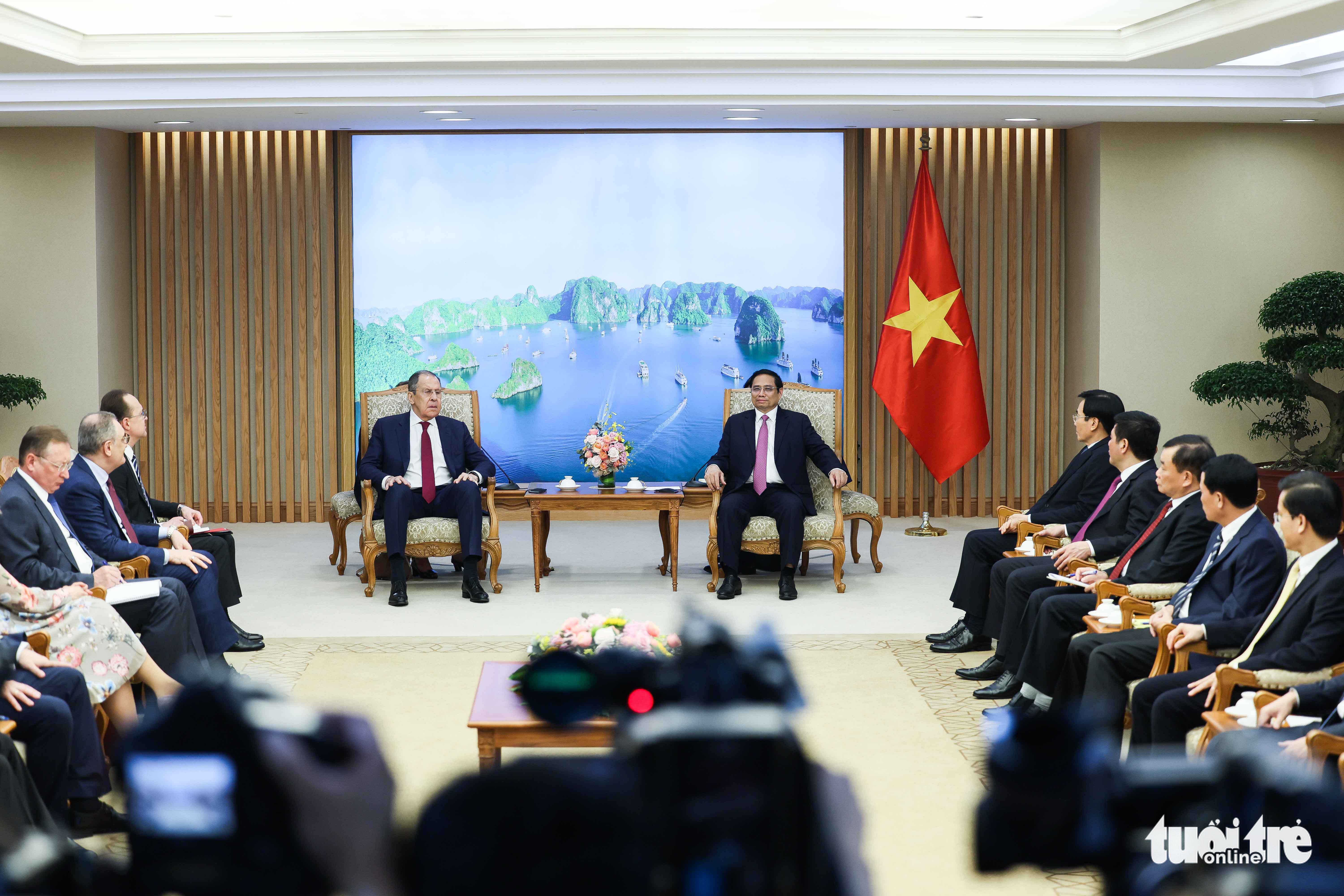 Vietnamese Prime Minister Pham Minh Chinh (R) talks with Russian Minister of Foreign Affairs Sergey Lavrov in Hanoi, July 6, 2022. Photo: Nguyen Khanh / Tuoi Tre