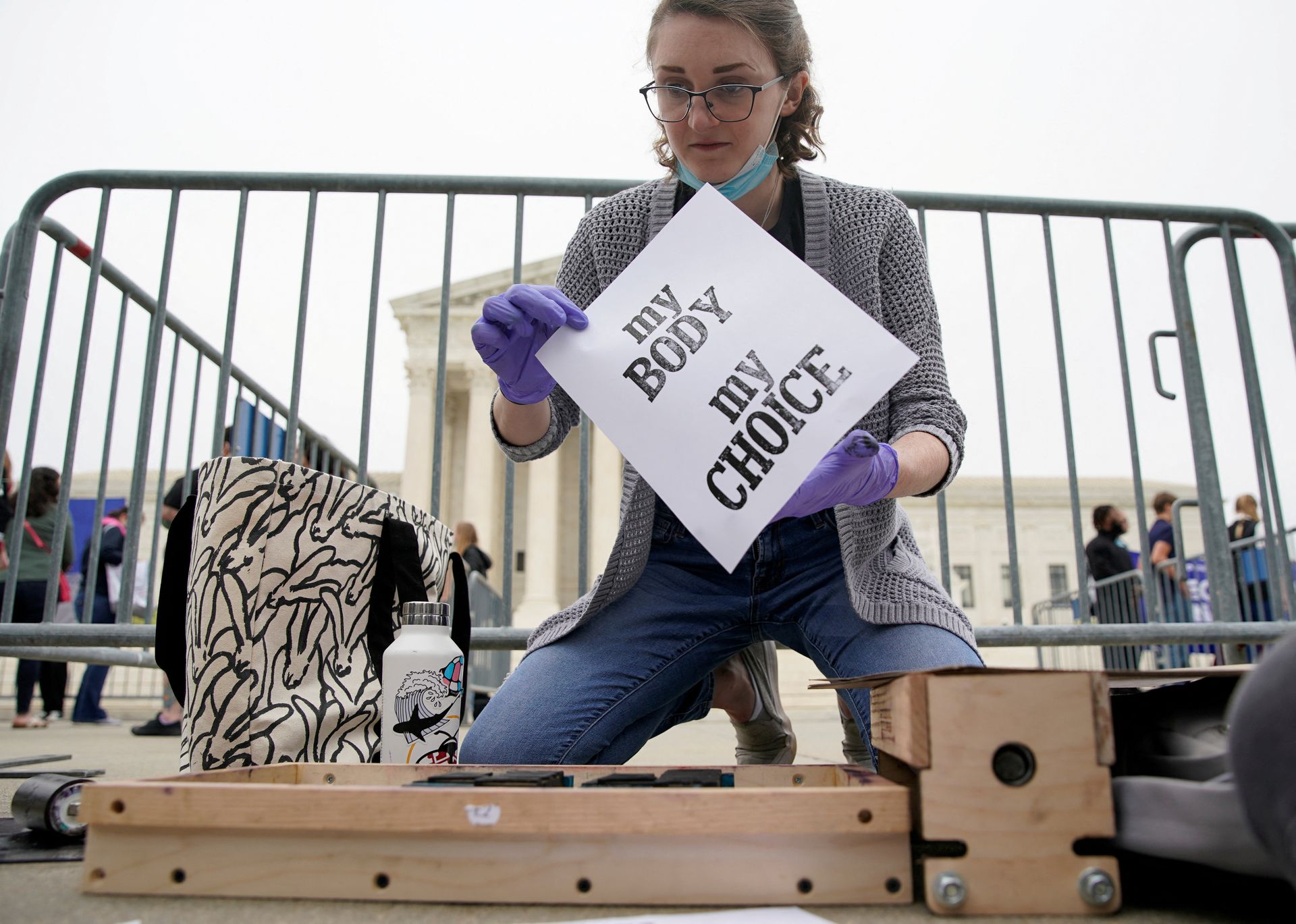 Italy's abortion taboos challenged by new law in Sicily- Ảnh 3.
