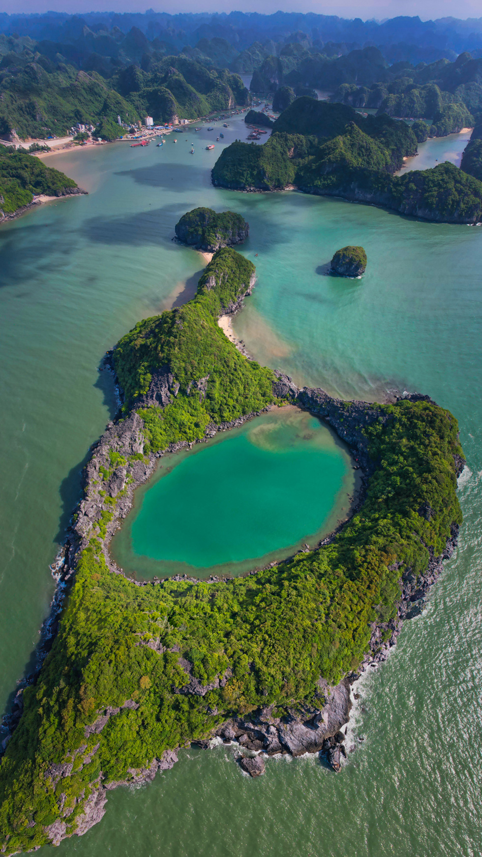 Ang Tham is around 2 kilometers from Cat Co beach; nonetheless, few people are aware of this destination. This location is still relatively pristine and serves as a refuge for fisherman during strong storms at sea. Photo: Ngo Tran Hai An / Tuoi Tre
