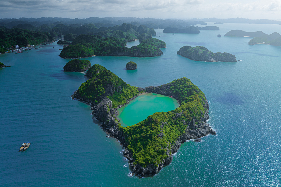 The island of Ang Tham is distinctive due to its circular shape. It has only one entrance. Inside is a vast lake measuring 245 meters long and 145 meters wide. The water has a jade-green hue that distinguishes it from the surrounding sea. This area is complete wilderness, thus it is recommended that visitors should bring life jackets, food, water, and safety equipment if they plan to explore. The entrance is quite slick, and the thousands of oysters on the ground can cut visitors’ feet. Photo: Ngo Tran Hai An / Tuoi Tre