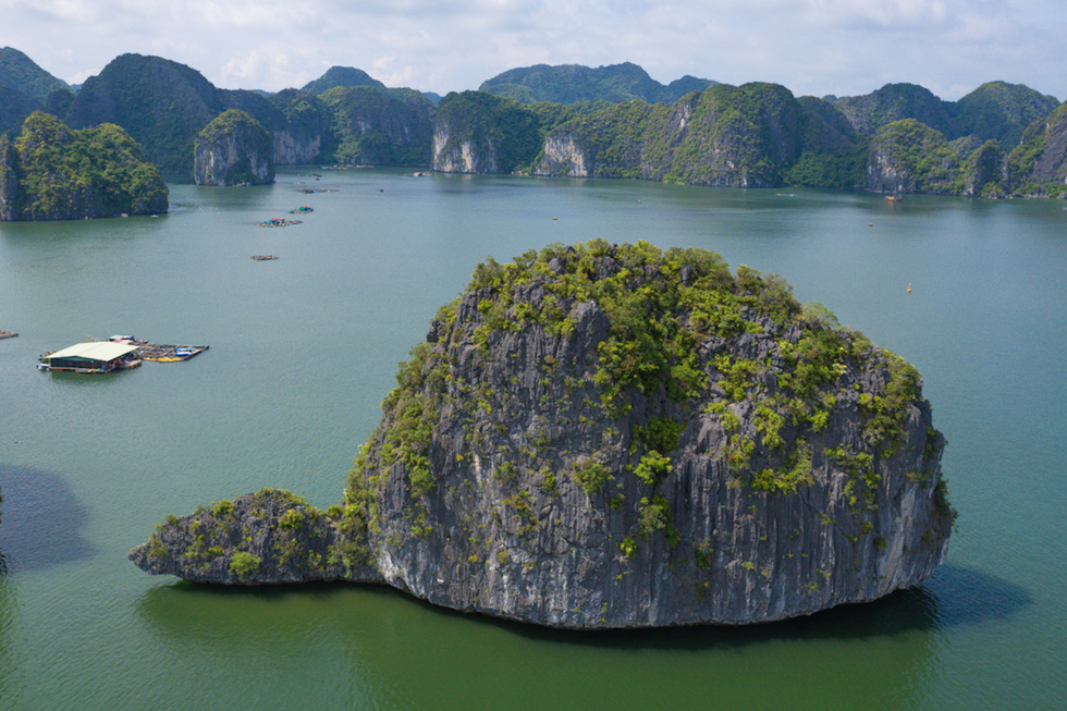 Hon Rua (Turtle Islet), a small islet shaped like a giant turtle swimming in the ocean, is located near the path connecting Beo Wharf and Viet Hai Village. Photo: Ngo Tran Hai An / Tuoi Tre