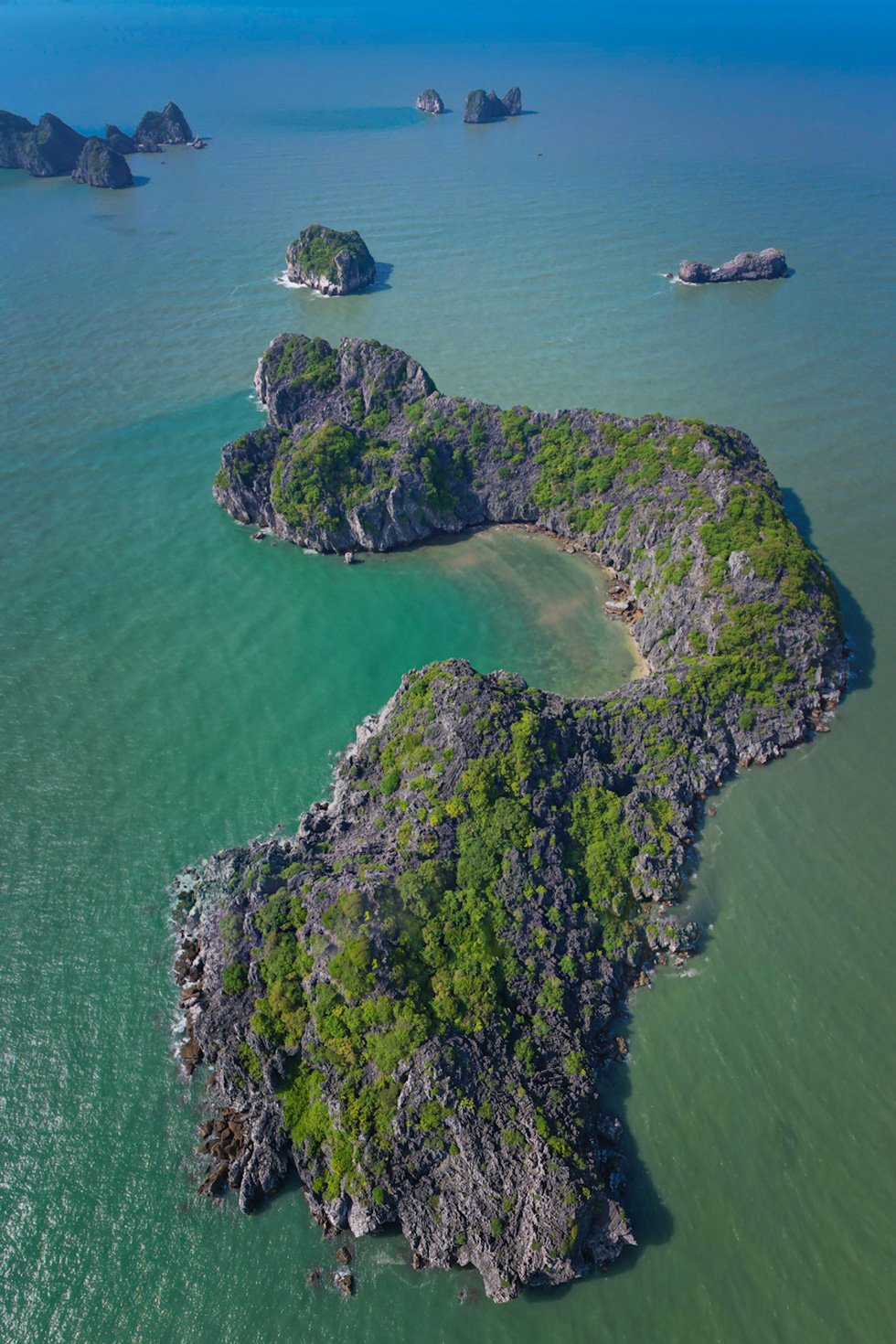 A bird’s-eye view of Hon May (May Islet) in Lan Ha Bay, Hai Phong City, northern Vietnam. Photo: Ngo Tran Hai An / Tuoi Tre