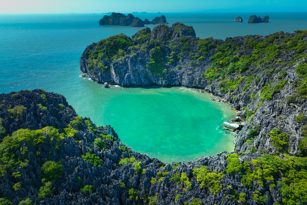 A bird’s-eye view of Hon May (May Islet) in Lan Ha Bay, Hai Phong City, northern Vietnam. Photo: Ngo Tran Hai An / Tuoi Tre