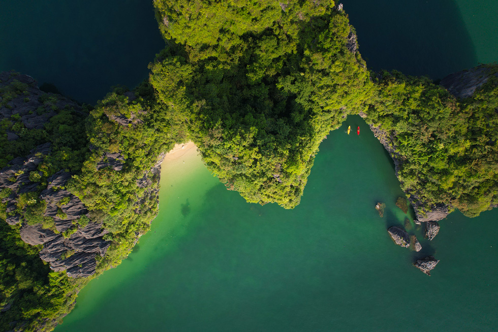Visitors must not miss Ba Trai Dao Island (Three Peaches Island), a popular tourist attraction due to its stunning natural environment and a dramatic love legend. Photo: Ngo Tran Hai An / Tuoi Tre