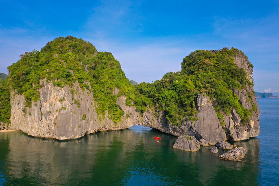 Visitors kayak in Lan Ha Bay, Hai Phong City, northern Vietnam. Photo: Ngo Tran Hai An / Tuoi Tre