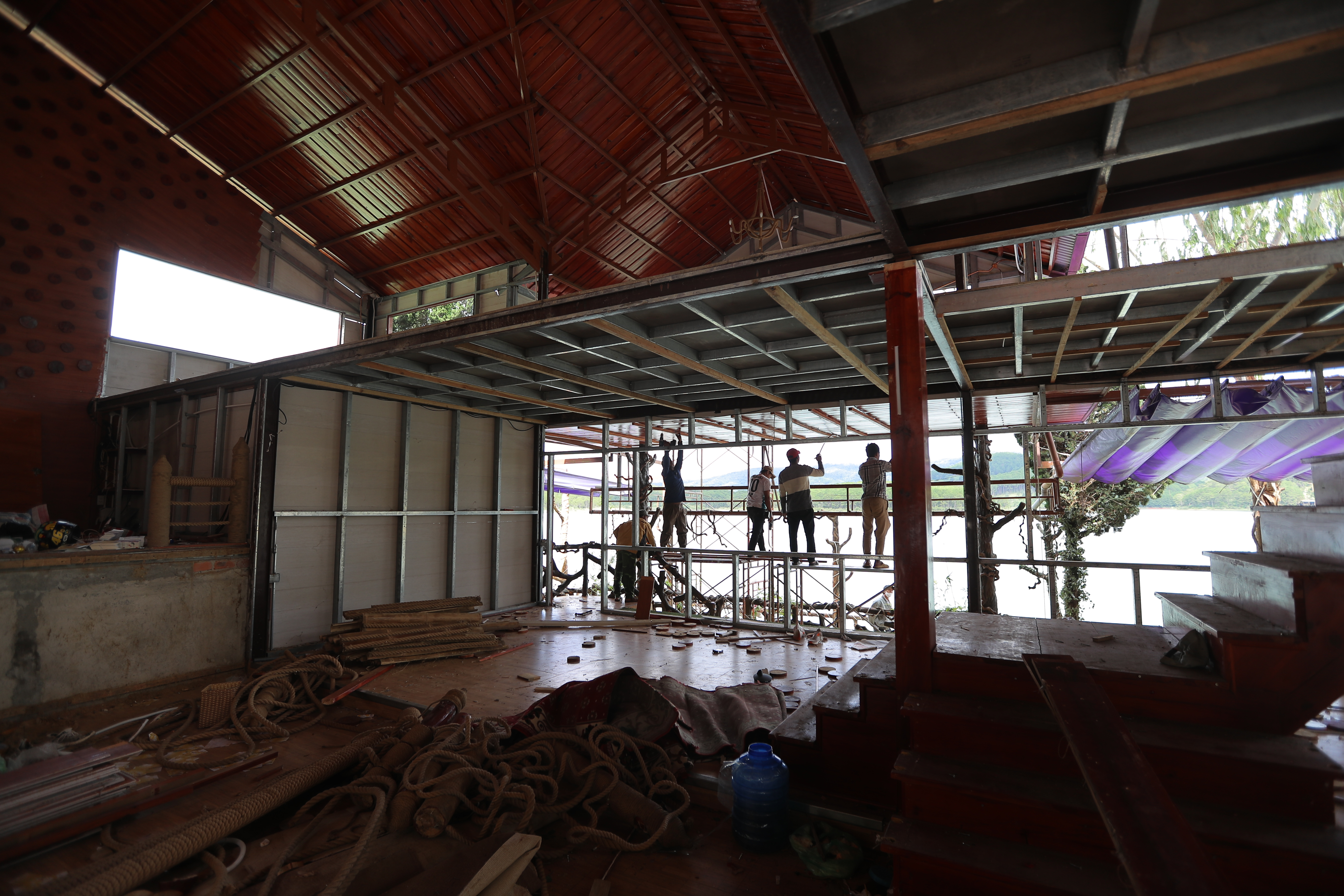 A construction work illegally built at the national tourism site of Tuyen Lam Lake in Da lat City, Lam Dong Province, Vietnam is dismantled. Photo: M.V. / Tuoi Tre