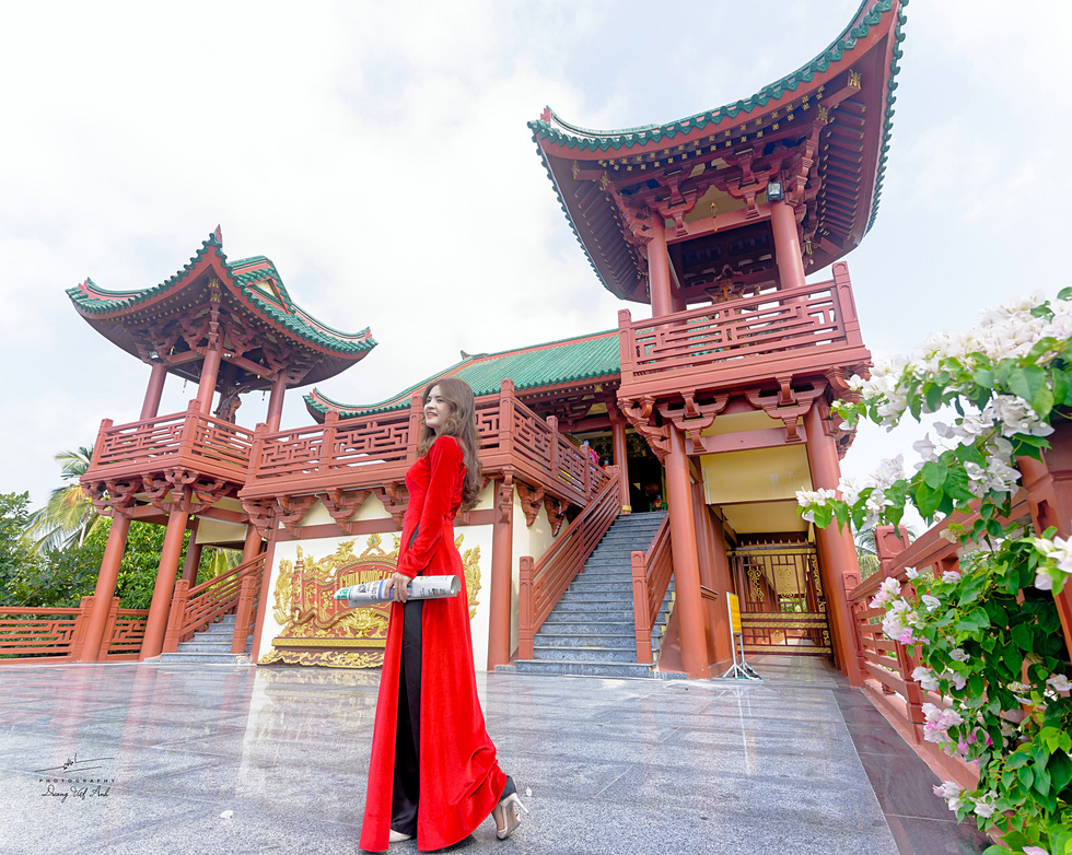 Lau Pagoda, also known as Phuoc Lam Pagoda, lies in Xuan Phu Village, Tinh Bien Town. The pagoda is famous for its unique architecture and is shone by the tone of red brick. Curved roof, blossoming flowers, and green trees make the pagoda the beautiful piece of architecture it is. Photo: Duong Viet Anh / Tuoi Tre