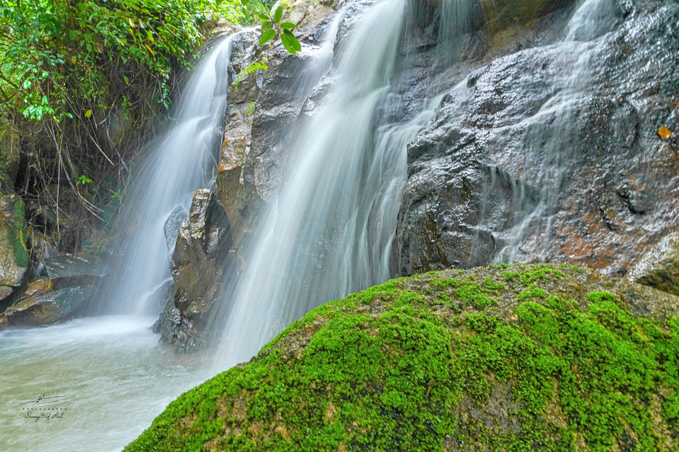 The journey immerses tourists in the nature and the wild landscape of Cam Mountain. Visitors can cross green forests, explore caves, and admire unspoiled cascades. Photo: Duong Viet Anh / Tuoi Tre