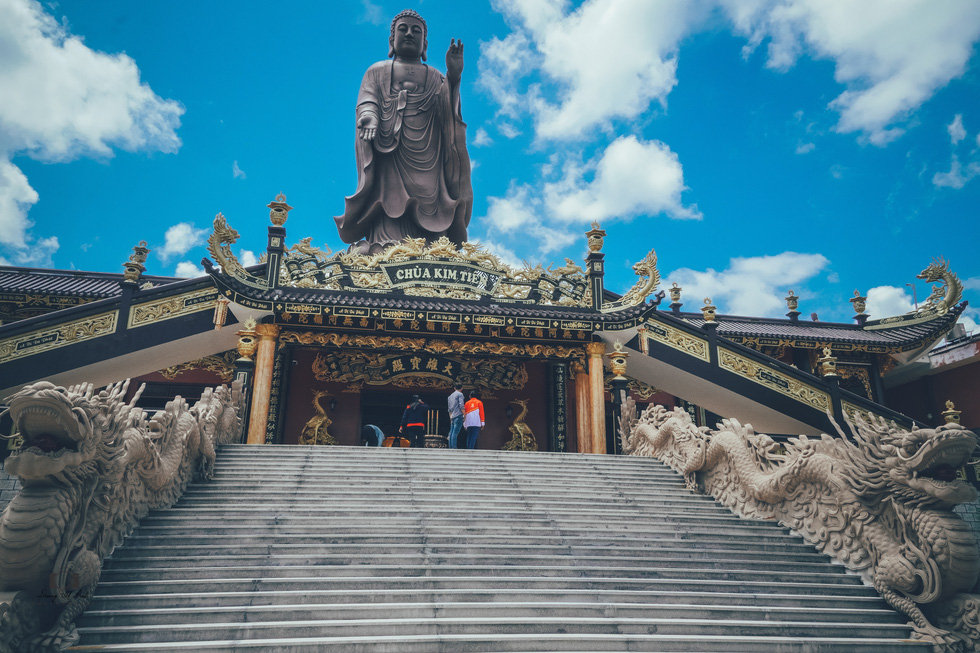 Situated in An Phu Commune, Tinh Bien District, Kim Tien Pagoda is an emerging tourist site. The pagoda features a huge campus and distinctive structures with meticulously sculpted decorations. Photo: Duong Viet Anh / Tuoi Tre