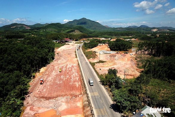The increasing prices of building materials severely affect public investment projects. This picture shows the construction of the Cam Lo-La Son expressway, which links Quang Tri Province and Thua Thien Hue Province. Photo: Phuoc Tuan / Tuoi Tre