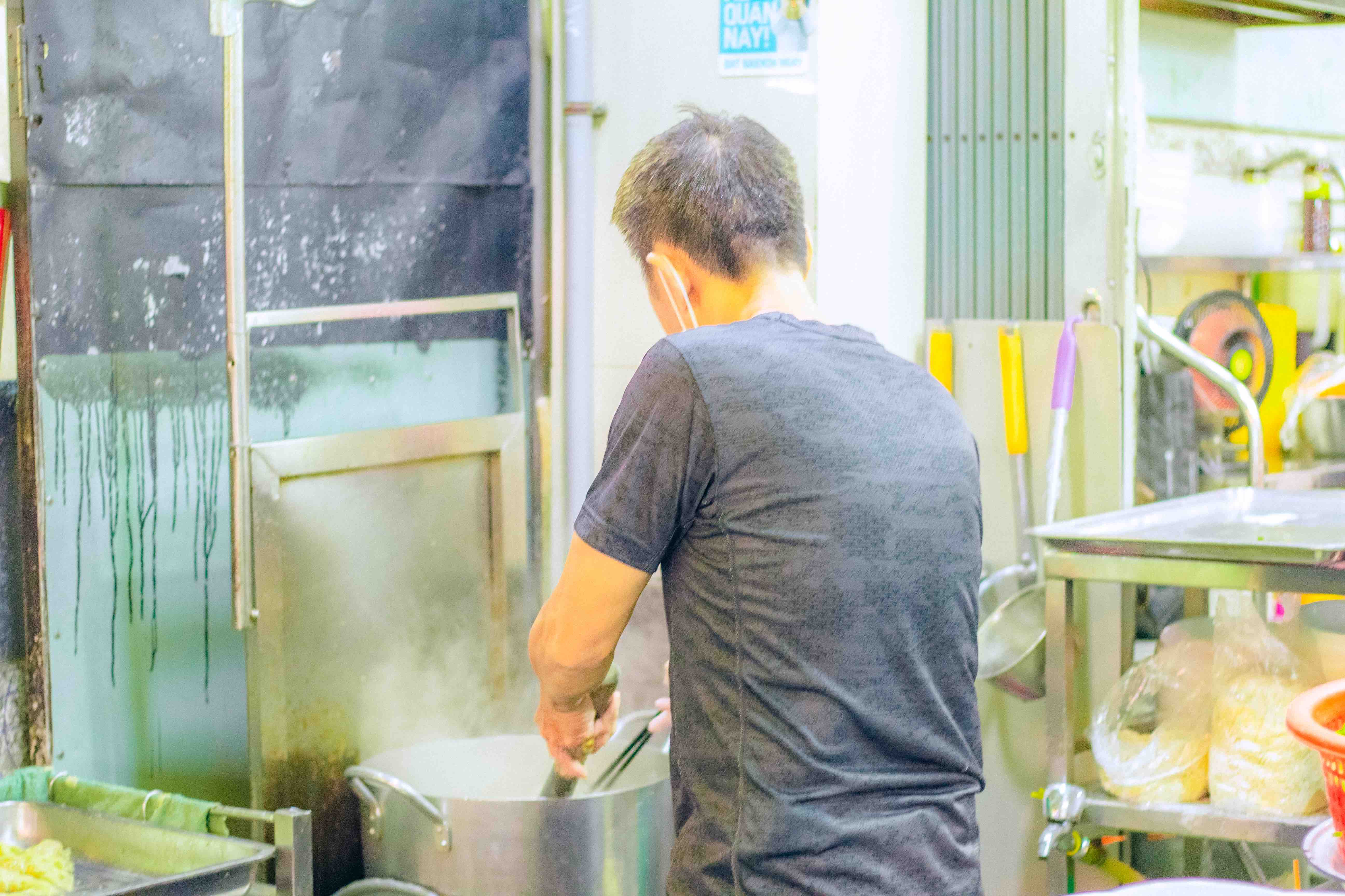 A cook prepares shuijiao at a stall on Ha Ton Quyen Street, District 11, Ho Chi Minh City. Photo: Linh To / Tuoi Tre News