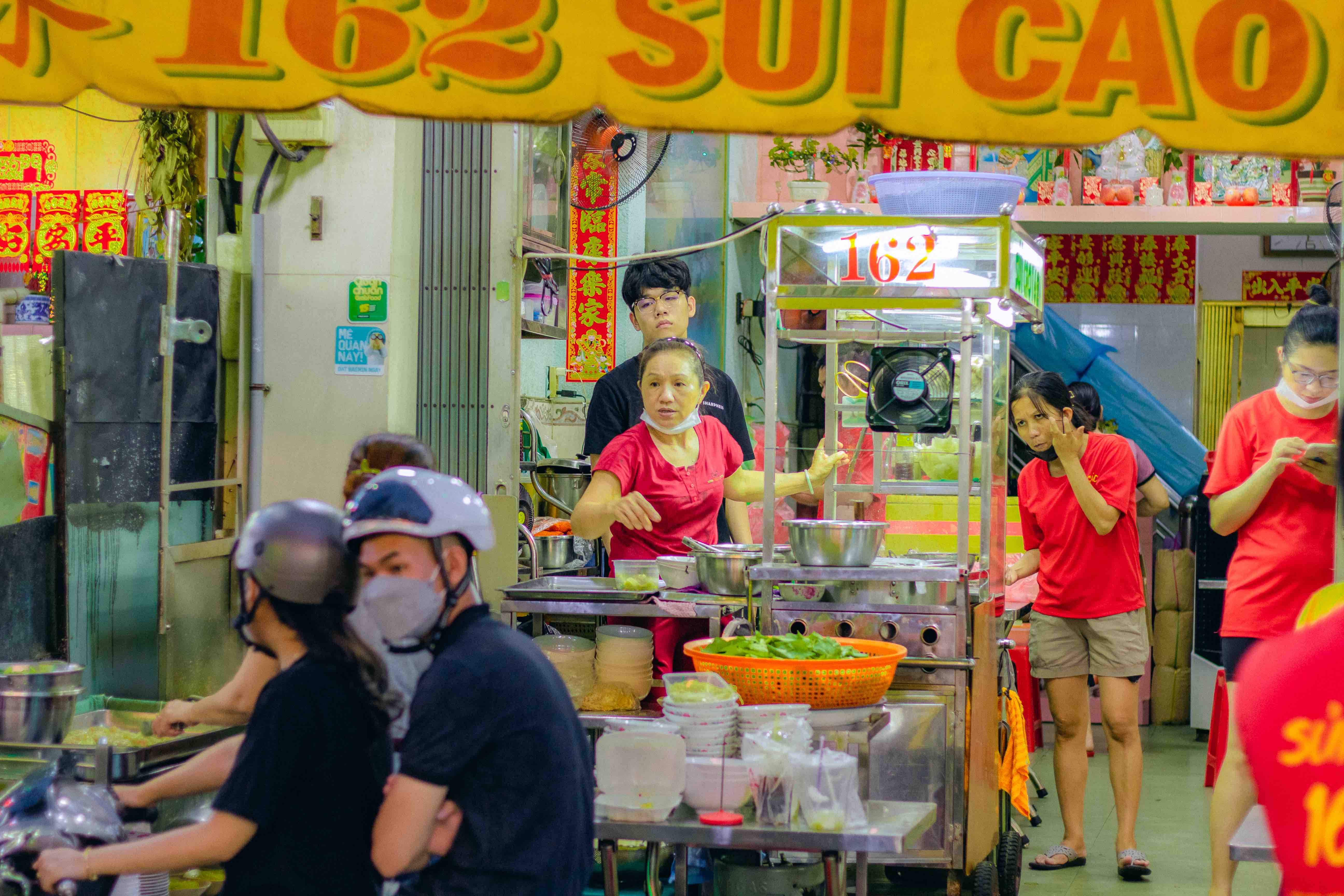 Customers await take-away orders of shuijiao at a stall on Ha Ton Quyen Street, District 11, Ho Chi Minh City. Photo: Linh To / Tuoi Tre News