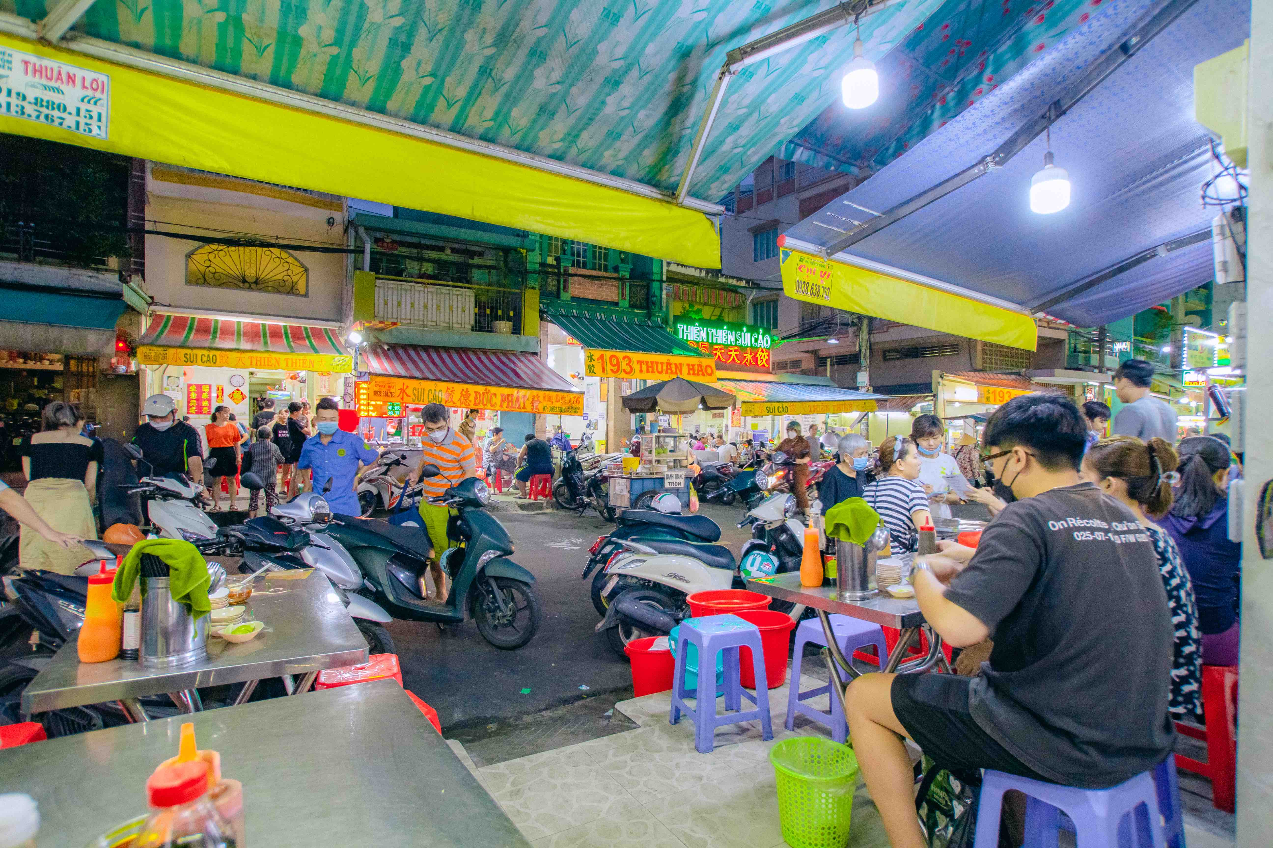Diners enjoy shuijiao on Ha Ton Quyen Street, District 11, Ho Chi Minh City. Photo: Linh To / Tuoi Tre News