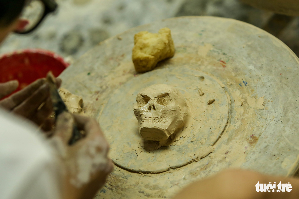 Nguyen Luong Dung, a visitor, makes a statue in shape of skull. Photo: Ha Quan / Tuoi Tre News