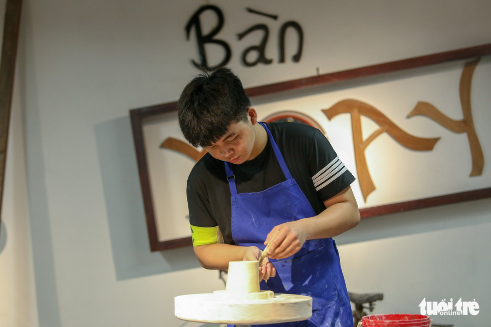 A visitor shapes his work with a potter’s wheel. Photo: Ha Quan / Tuoi Tre News