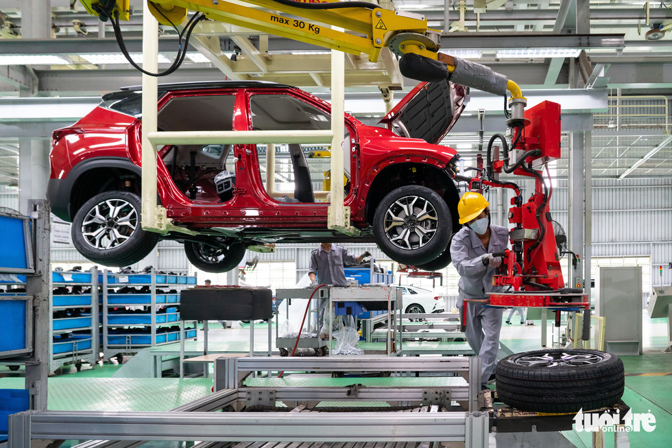 Workers assemble wheels for Kia autos using a modern system at the THACO Chu Lai Industrial Park in Quang Nam Province. Photo: Huu Hanh / Tuoi Tre