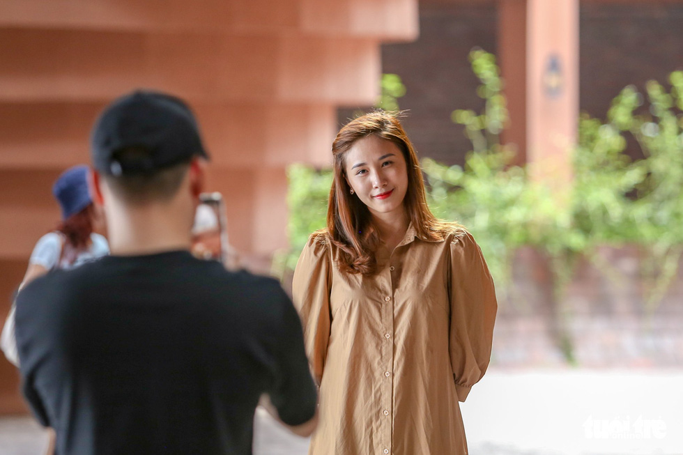 A young woman poses for a photo on the first floor of Bat Trang pottery museum in Hanoi. Photo: Ha Quan / Tuoi Tre