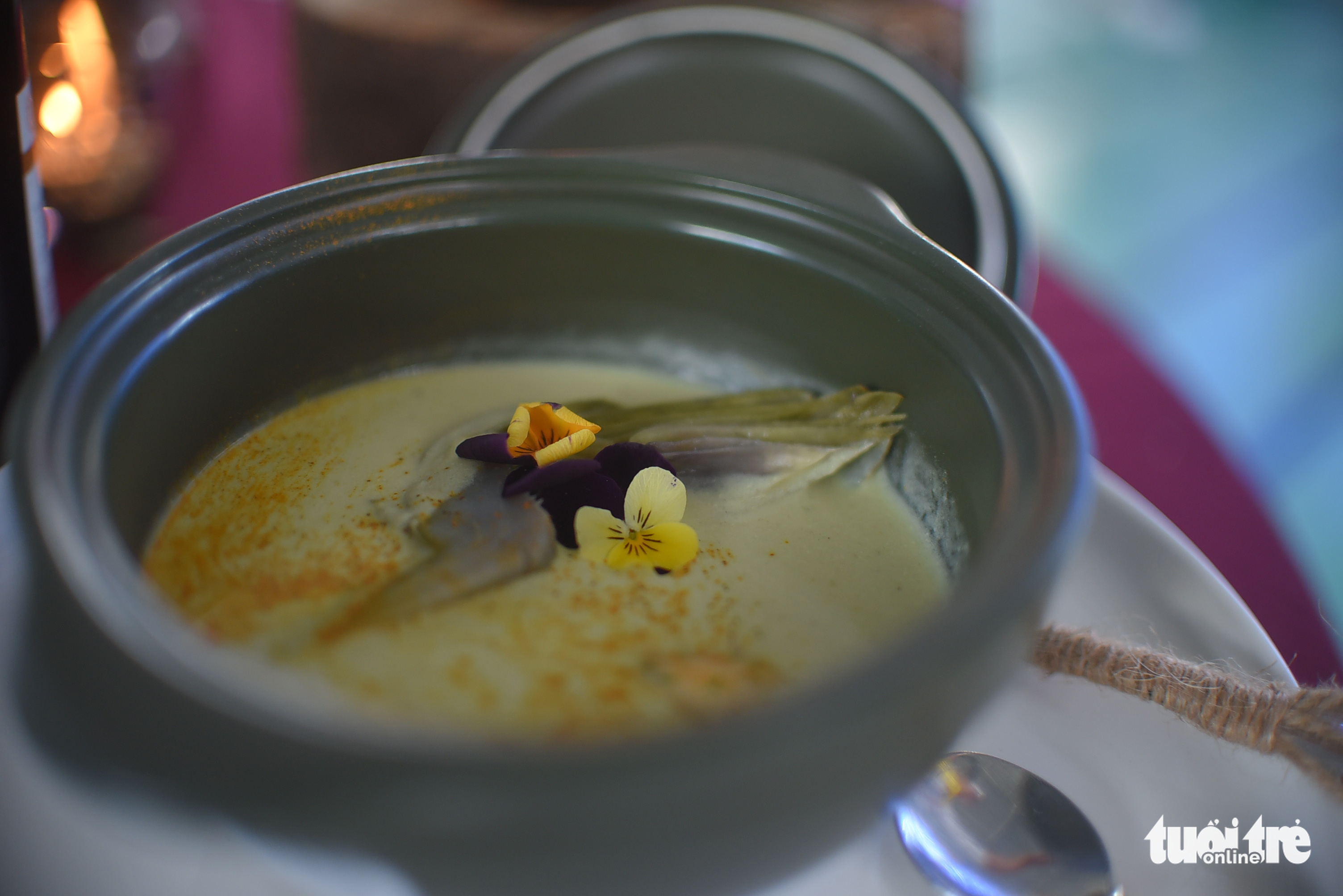 A lobster stew with artichokes n display at a culinary contest in Phu Yen Province, Vietnam, July 31, 2022. Photo: Lam Thien / Tuoi Tre