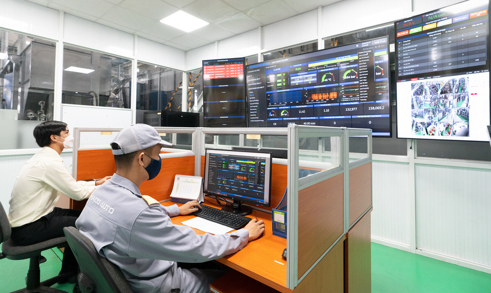 Employees monitor a spring production system at the THACO Chu Lai Industrial Park in Quang Nam Province. Photo: Huu Hanh / Tuoi Tre